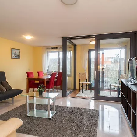 Arena Deluxe Apartment *